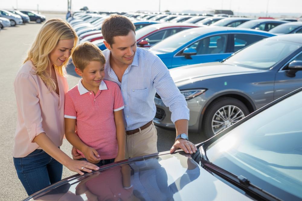 Rodzina sprzedaje samochód w skupie aut w Bydgoszczy